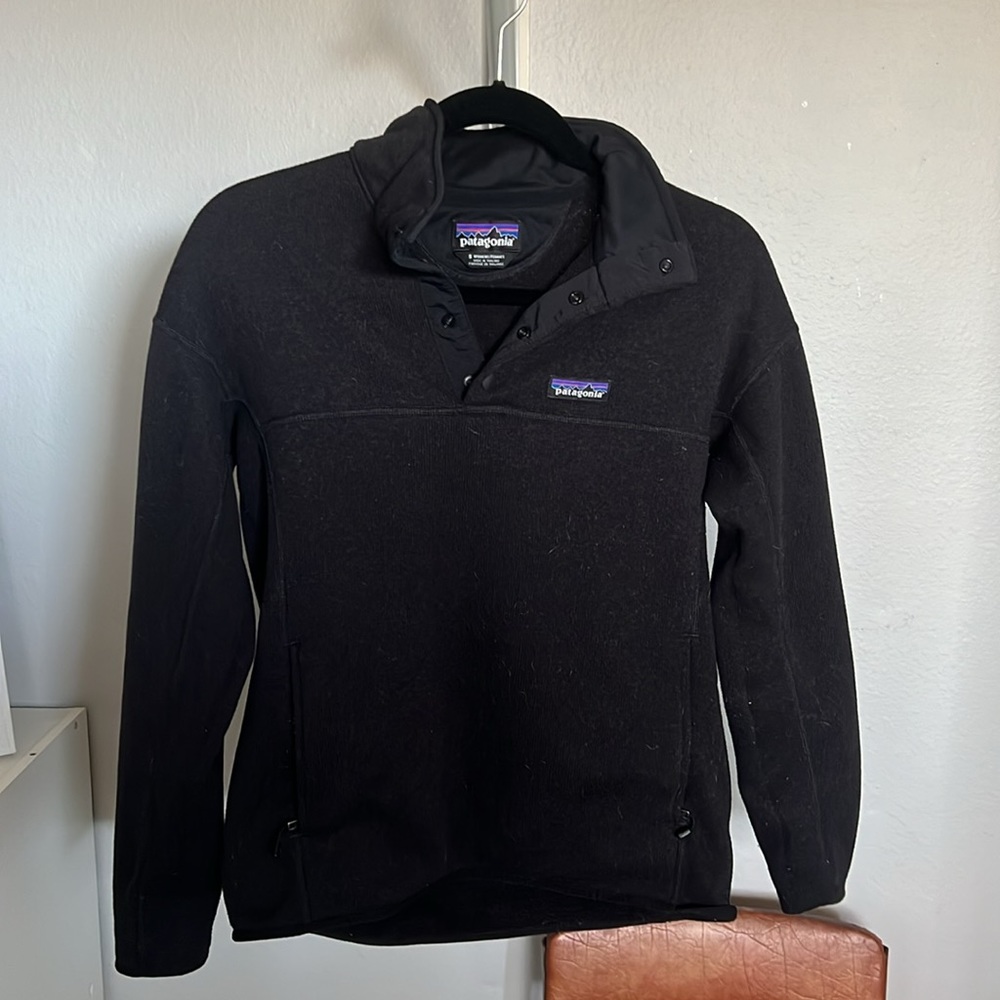 woman’s Patagonia pull over